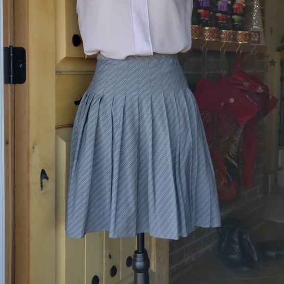 Banana Republic Grey Pleated Skirt - Picture 2 of 4